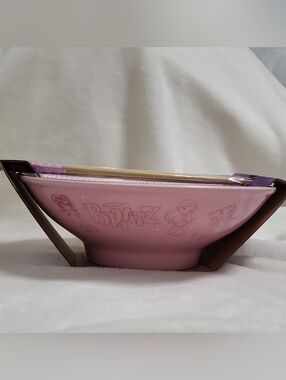 Bratz Pink White Ceramic Noodle Bowl Cartoons Theme Includes Chopsticks 30 oz